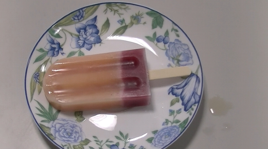 液体凍結機リセラでジュースを急速凍結して作ったアイスキャンディー